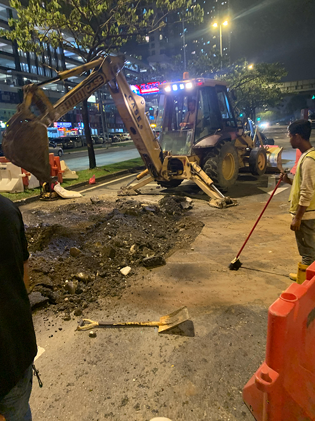 Backhoe night piloting job